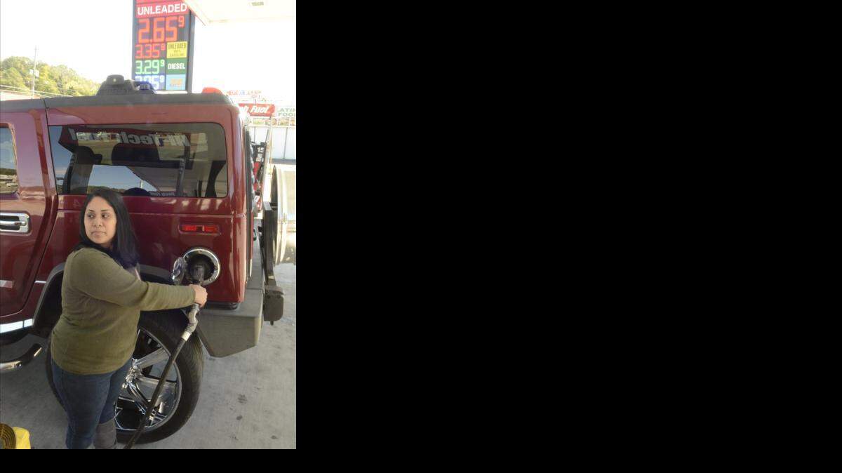 
Una conductora echa gasolina al tanque de su vehículo en Chattanooga.
