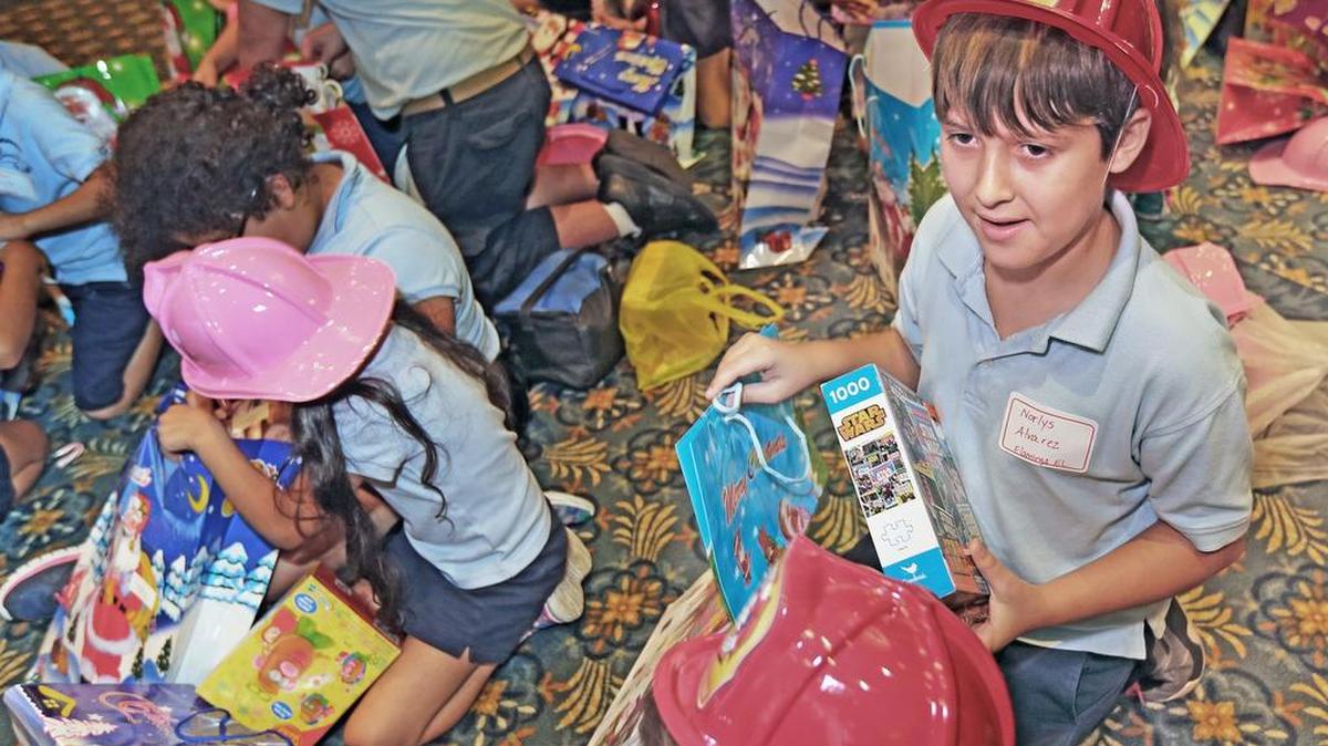 Al pequeño Norlys Álvarez, que hace tres meses emigró de Cuba con sus padres, lo maravilló el rompecabezas de Star Wars que recibió el jueves como regalo.