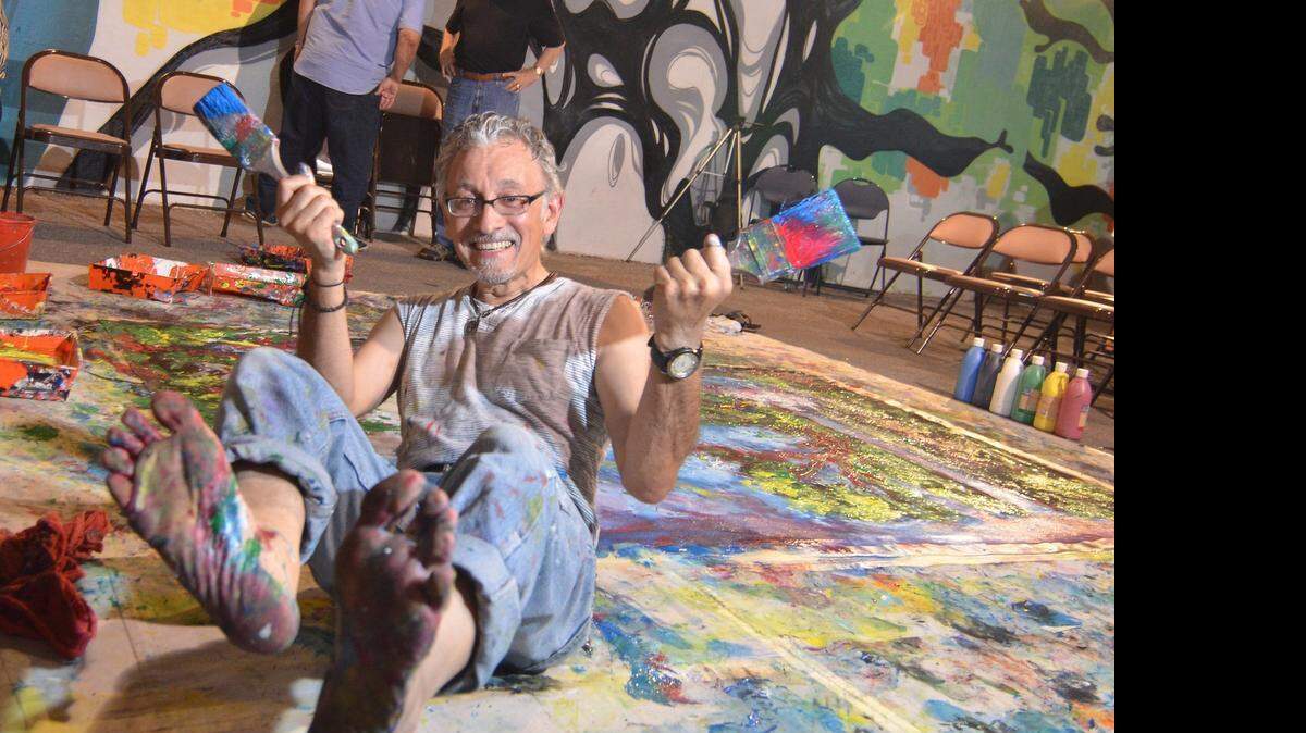 
El pintor Daniel Pontet, conocido por ‘performances’ que se acompañan con música, estará este sábado 30 en el histórico Runas Hemingway’s Lounge en Hollywood en un evento artístico.
