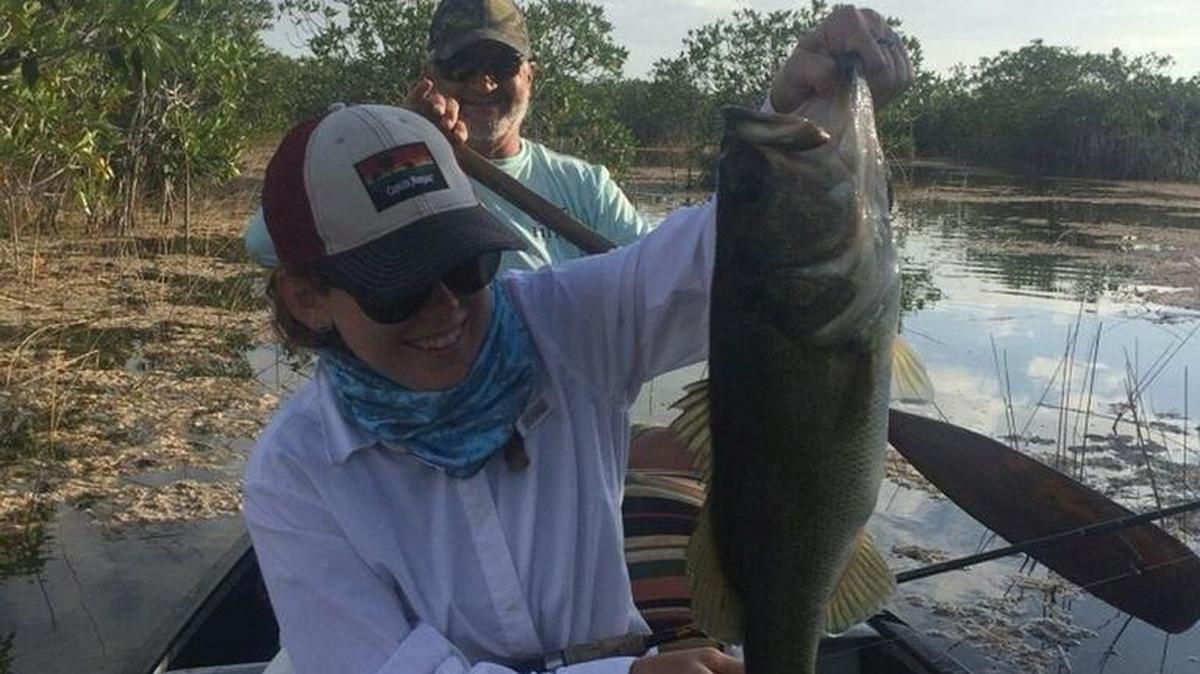 Quinn Donnely, de Key Largo, con un mero que capturó el día de Navidad el año pasado en los Everglades junto al capitán Vinny.