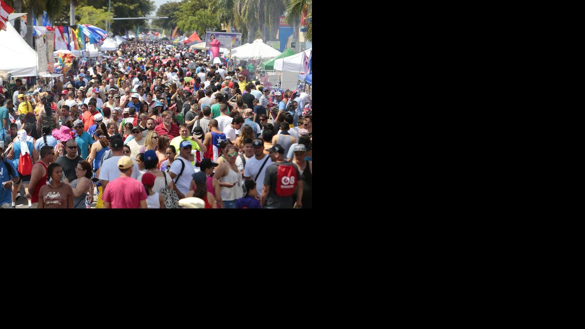 
Miles de personas se dieron cita este domingo para celebrar a lo grande en el carnaval de la Calle 8.


