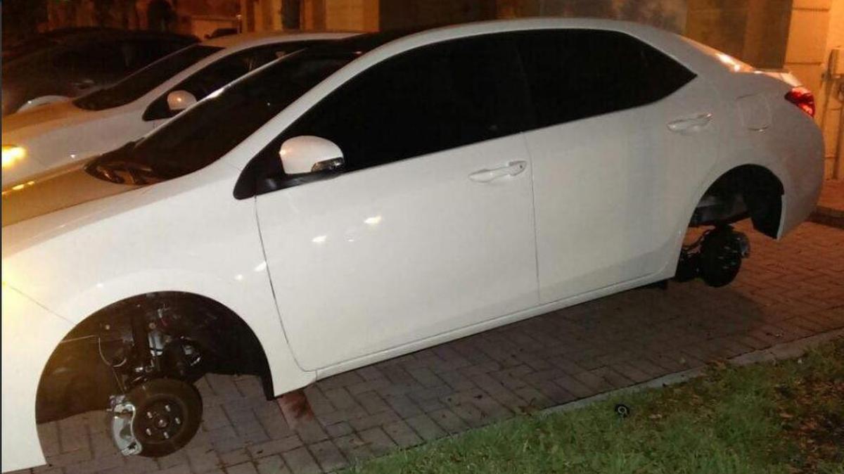Las cuatro llantas y rines de dos automóviles fueron robados el miércoles en la ciudad del Doral, Miami.