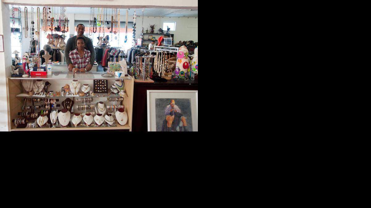 
Schiller y Myrlande Sanon-Jules en su tienda A Taste of Haiti. Casi la mitad de la población de descendencia africana en Miami procede de Haití.


