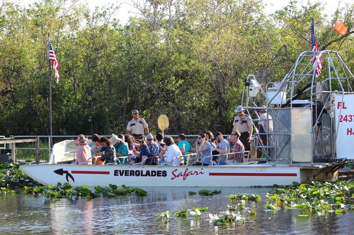 A bordo de hidrodeslizadores miles de turistas recorren cada día apenas una ínfima parte del parque natural subtropical más grande de Estados Unidos.