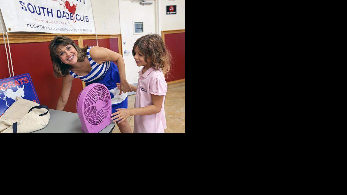 
La demócrata Annette Taddeo conecta un ventilador en referencia al “fangate”, escándalo del ventilador, que surgió en el último debate entre Charlie Crist y el gobernador Rick Scott. Taddeo votó en Palmetto Bay acompañada de su hija Sofía.
