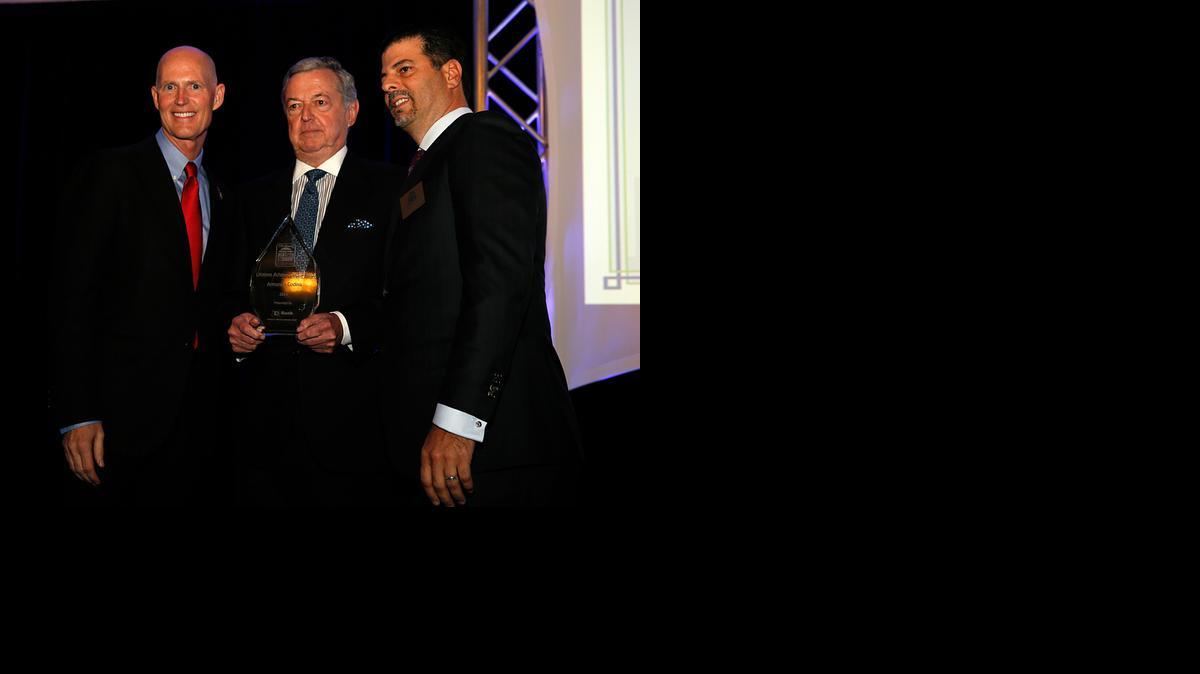 
Despues del almuerzo, el gobernador Scott (izq.), posa junto al presidente de la LBA, Guillermo Fernández, quienes rodean al empresario Armando Codina, quien fue honrado con un Lifetime awards.



