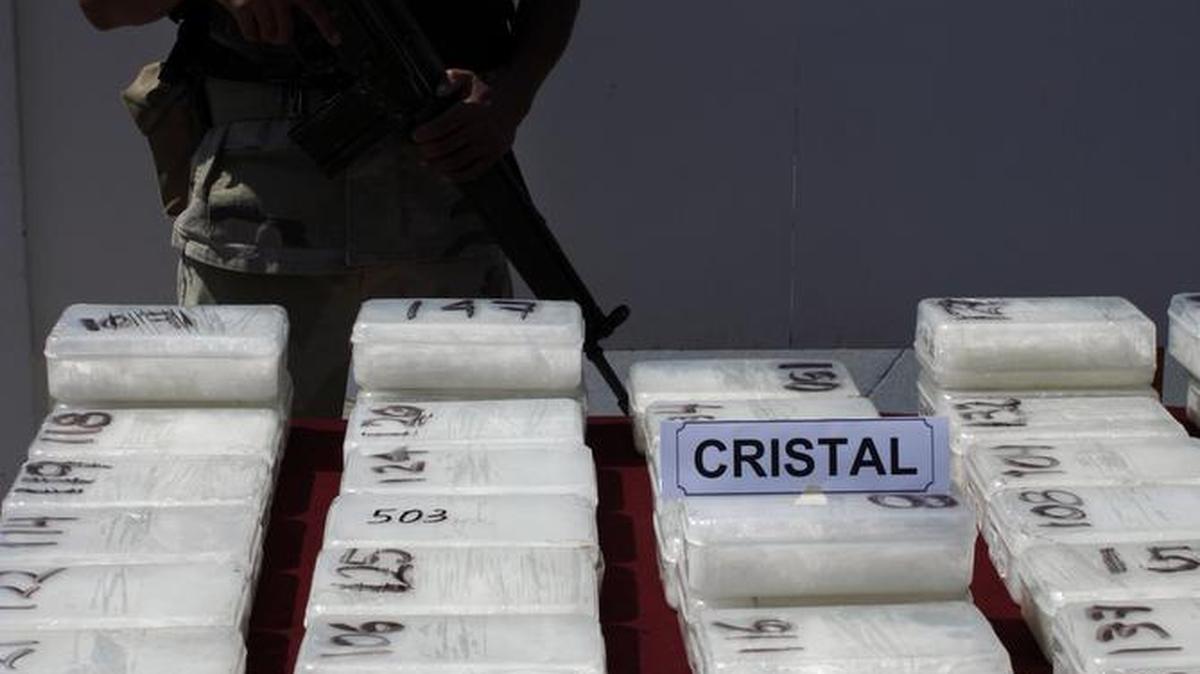 Foto de archivo del 25 de abril del 2009 muestra a un militar mexicano vigilando paquetes de metanfetamina en forma cristalina que se exhibieron a la prensa internacional en Tijuana.