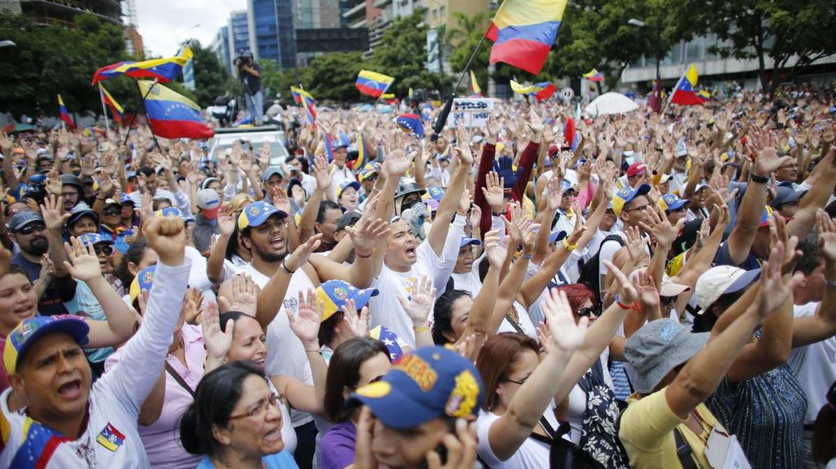 Personas manifiestan contra el gobierno del presidente venezolano Nicolás Maduro en Caracas el 9 de julio de 2017, fecha en que se cumplieron 100 días de protestas continuas en las calles de Venezuela.