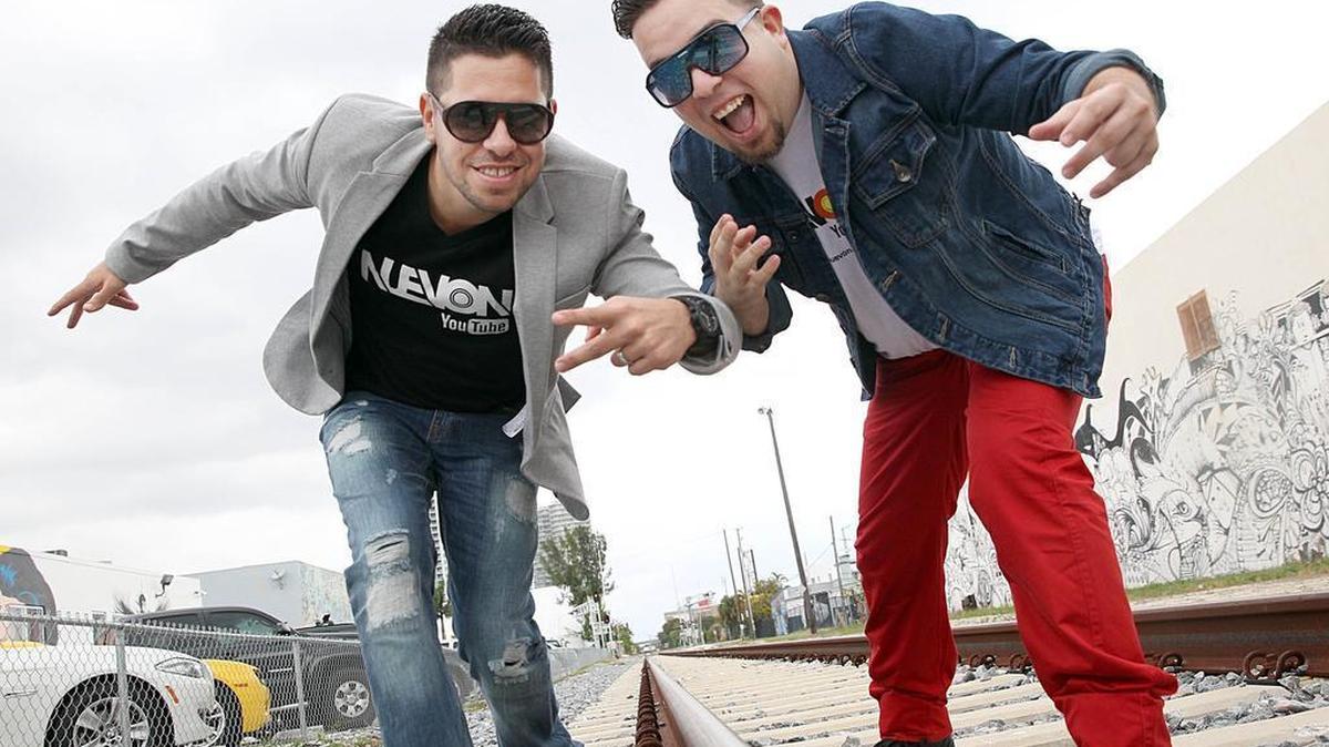 Los comediantes cubanos conocidos como ‘Los Pichy Boys’, Alejandro González y Maikel Rodríguez.