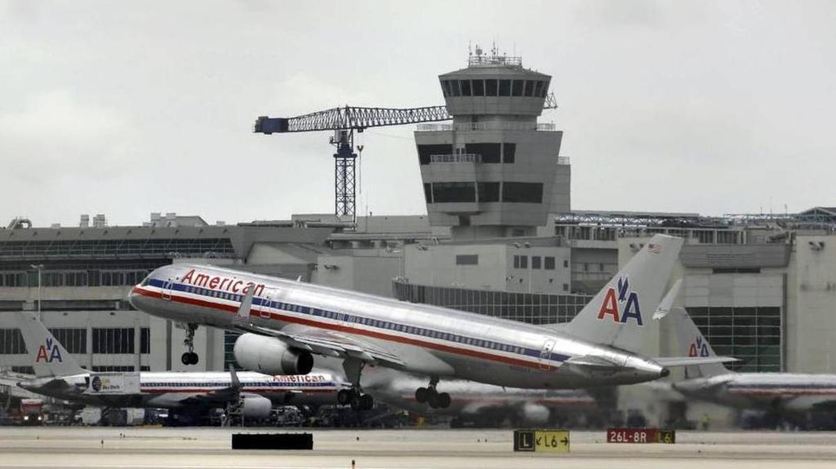 Esta imagen de archivo de 2013, muestra una aeronave de American Airlines despegar del Aeropuerto Internacional de Miami.