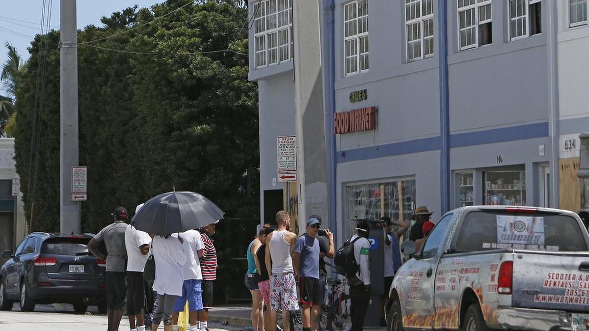 Varias personas hacen fila para comprar en el Mercado Calle 6 tras el paso del huracán Irma el lunes, 11 de septiembre de 2017, en Miami Beach.