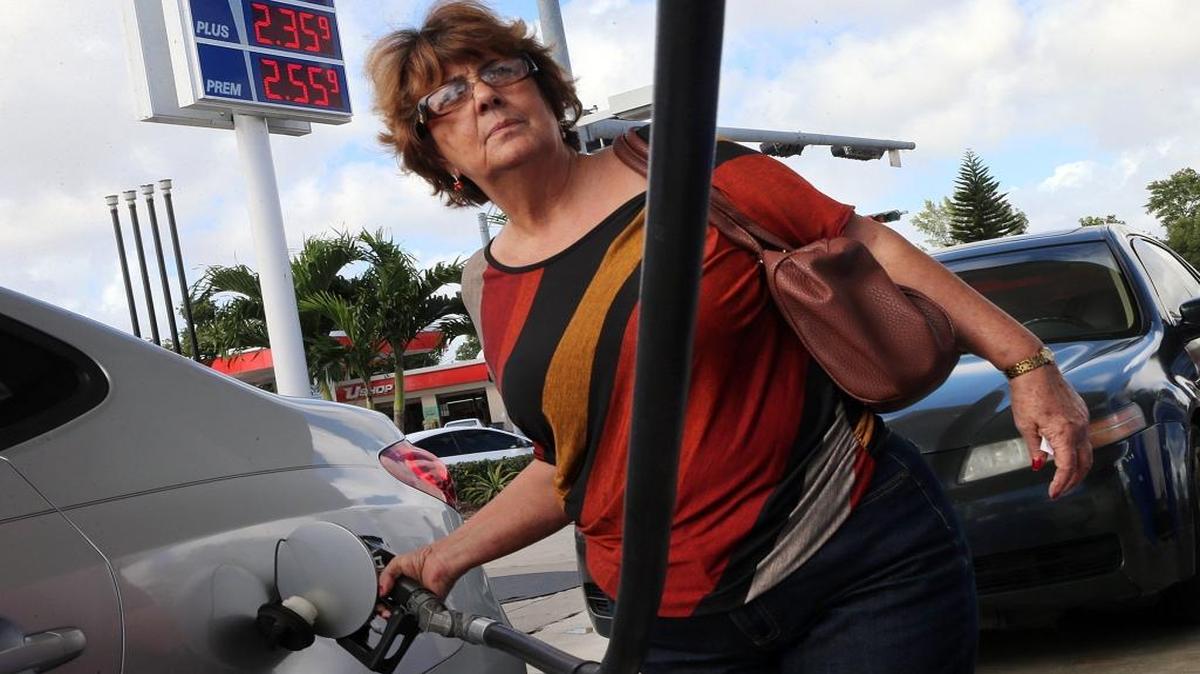 La residente de Miami Maribel Vázquez llena el tanque de su carro, el 30 de diciembre del 2015 en Miami.