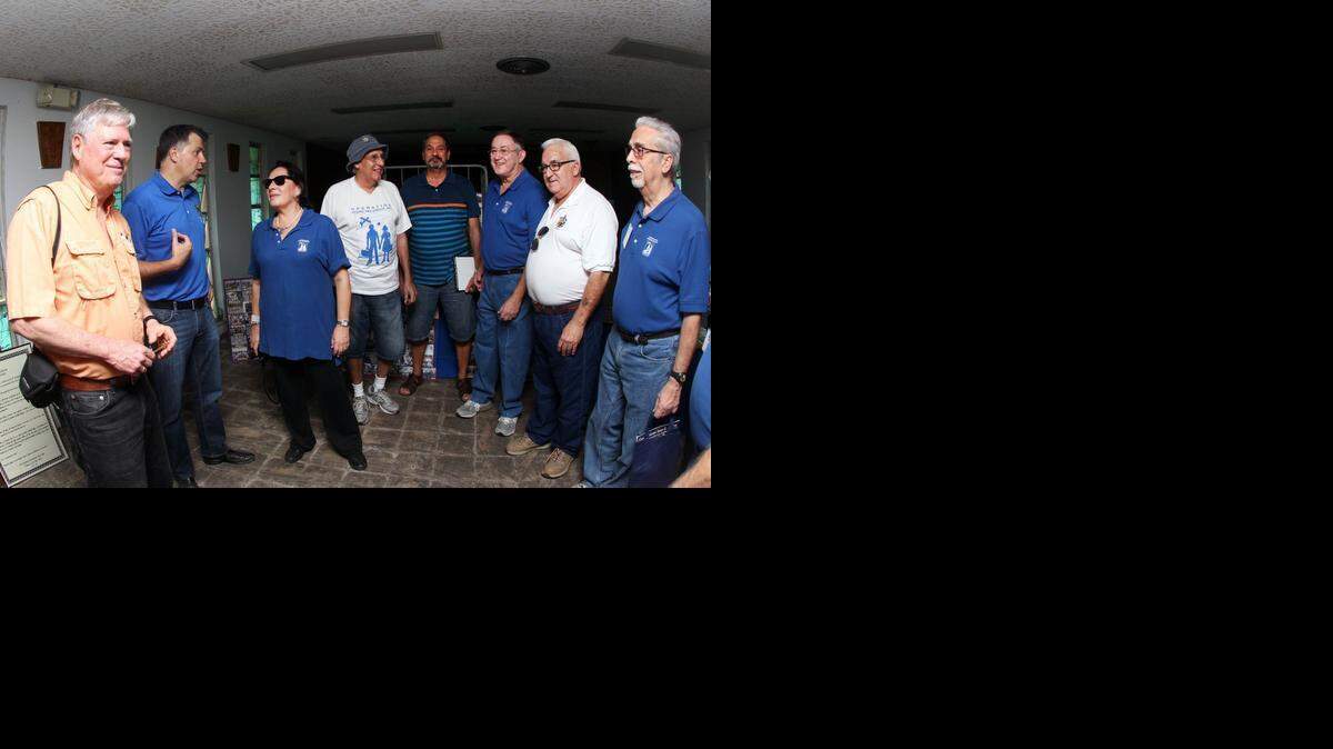 
El comisionado del Condado de Miami-Dade, Juan C. Zapata, segundo de izquierda a derecha, con un grupo de Pedro Pan, llegados a Estados Unidos en los años 60, durante la celebración del Camp Matecumbe Field Day, el sábado 14 de marzo.
