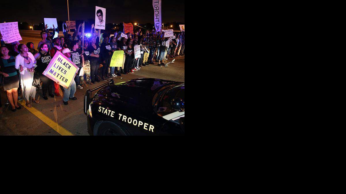 
Oficiales del Departamento de Policía de Miami detienen el tráfico y mantienen bajo vigilancia a un grupo de manifestantes que cerraron la I-195, en ambos sentidos, mientras marchaban por las calles de Wynwood para pedir justicia por las muertes de Michael Brown, Eric Garner e Israel Hernández, el viernes 5 de diciembre.
