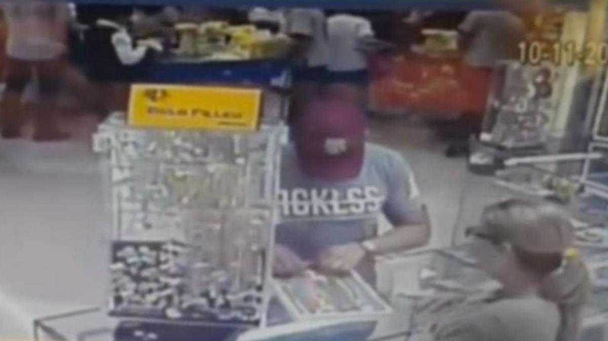 Se busca a un hombre que robó una bandeja de cadenas valoradas en total en más de $20,000.