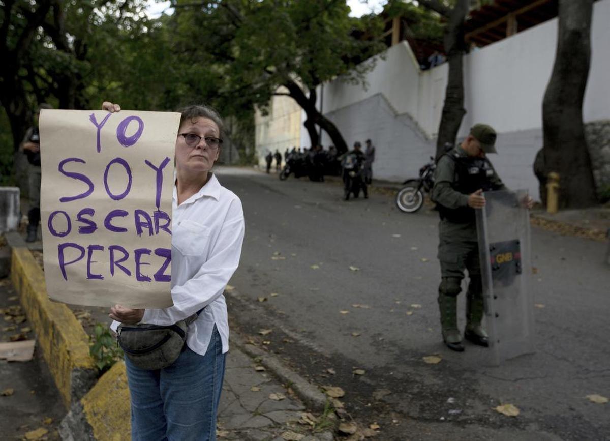 Una mujer muestra una pancarta en apoyo al ex policía venezolano Óscar Pérez con el lema “Yo soy Óscar Pérez” en Caracas el 17 de enero de 2018.