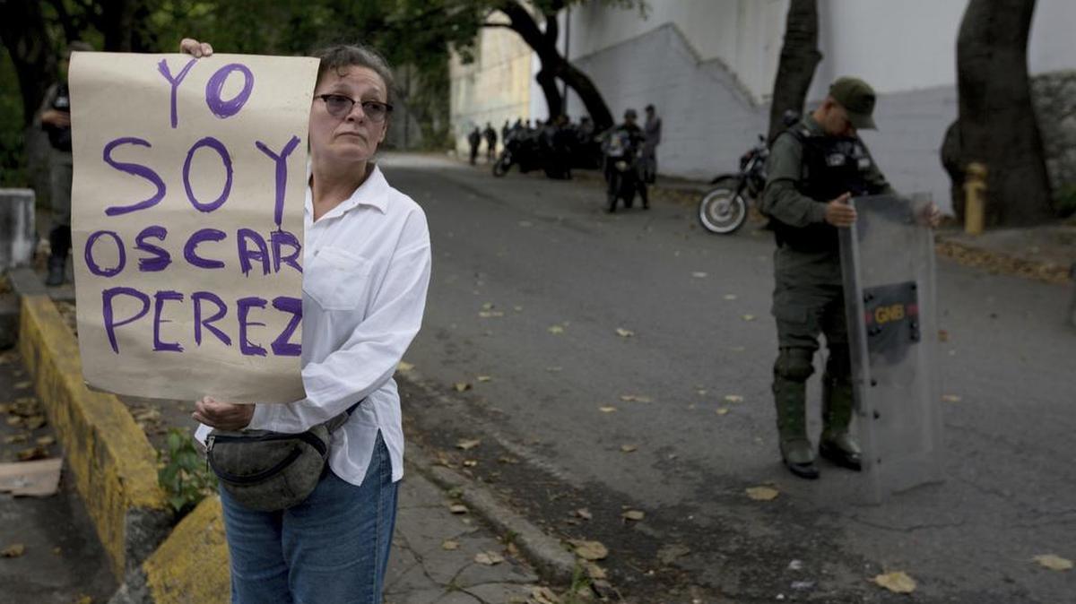 Una mujer muestra una pancarta en apoyo al ex policía venezolano Óscar Pérez con el lema “Yo soy Óscar Pérez” en Caracas el 17 de enero de 2018.