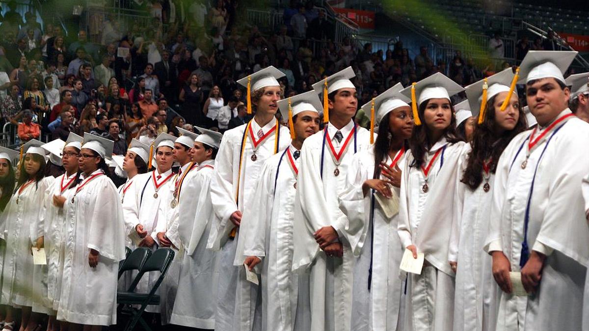 Imagen de la ceremonia de graduación de la escuela secundaria Coral Gables en el Bank United Center en el 2009.