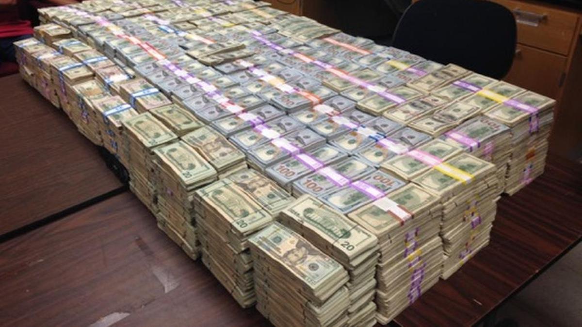 La policía de Miami-Dade encontró $22.6 millones ocultos en cubos plásticos en la casa de Luis Hernández González en Miami Lakes.