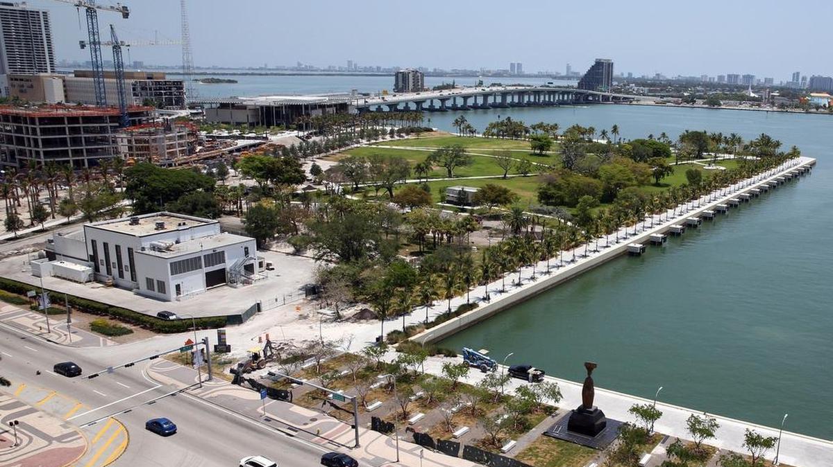 
Vista general del Museum Park, entre el Pérez Art Museum y la American Airlines Arena, en una foto de mayo del 2014.


