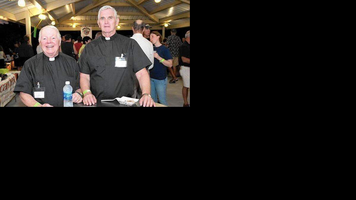 
Los sacerdotes John Joseph Reid y Larry Turnerson, de Divine Mercy Chapel en Wilton Manors, son pareja desde hace 41 años y se casaron en Massachusetts hace una década, son miembros de la iglesia católica independiente. 
