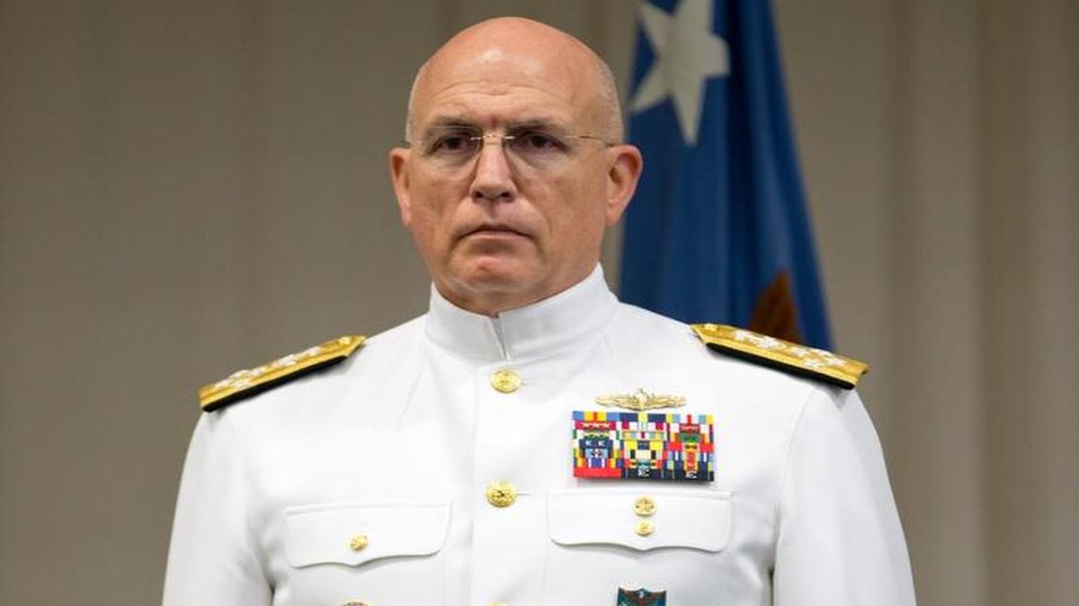 El Almirante Kurt Tidd se sitúa en la atención durante una ceremonia de cambio de mando en el Comando Sur de Estados Unidos, el jueves, 14 de enero 2016, en Miami. Tidd reemplazó al General de los Marine Corps John F. Kelly.
