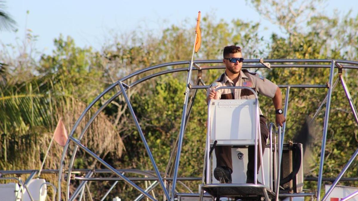 El aerobote es una peculiar embarcación de fondo plano que se propulsa con una hélice de aviación para evitar dañar a los animales y el ecosistema.