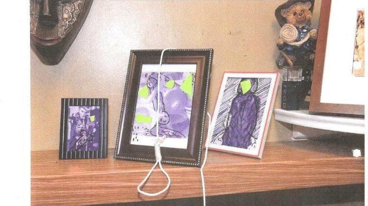 Foto tomada en el dormitorio del bombero negro Robert S. Webster en la estación 12, después que descubrió penes pintados en fotos de su familia y un nudo de ahorcar sobre uno de los marcos.