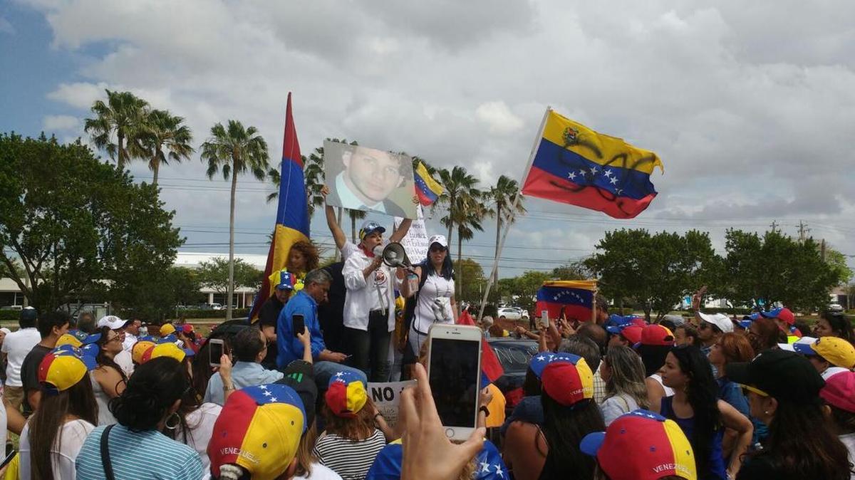 Ondeando banderas y vistiendo la gorra con los colores patrios, cientos de venezolanos en Miami se reunieron en el Parque Central de Doral para sumarse a la protesta mundial en contra del gobierno de Venezuela y expresar su solidaridad con las protestas que exigen un cambio político en ese país.