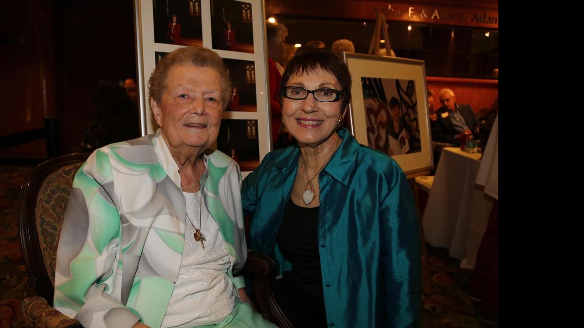 
Sister Jeanne O’Laughlin (izq.) con Scherley Busch, directora de ‘The Power Nun’, en el estreno del documental y homenaje, en el Miracle Theatre en Coral Gables.

