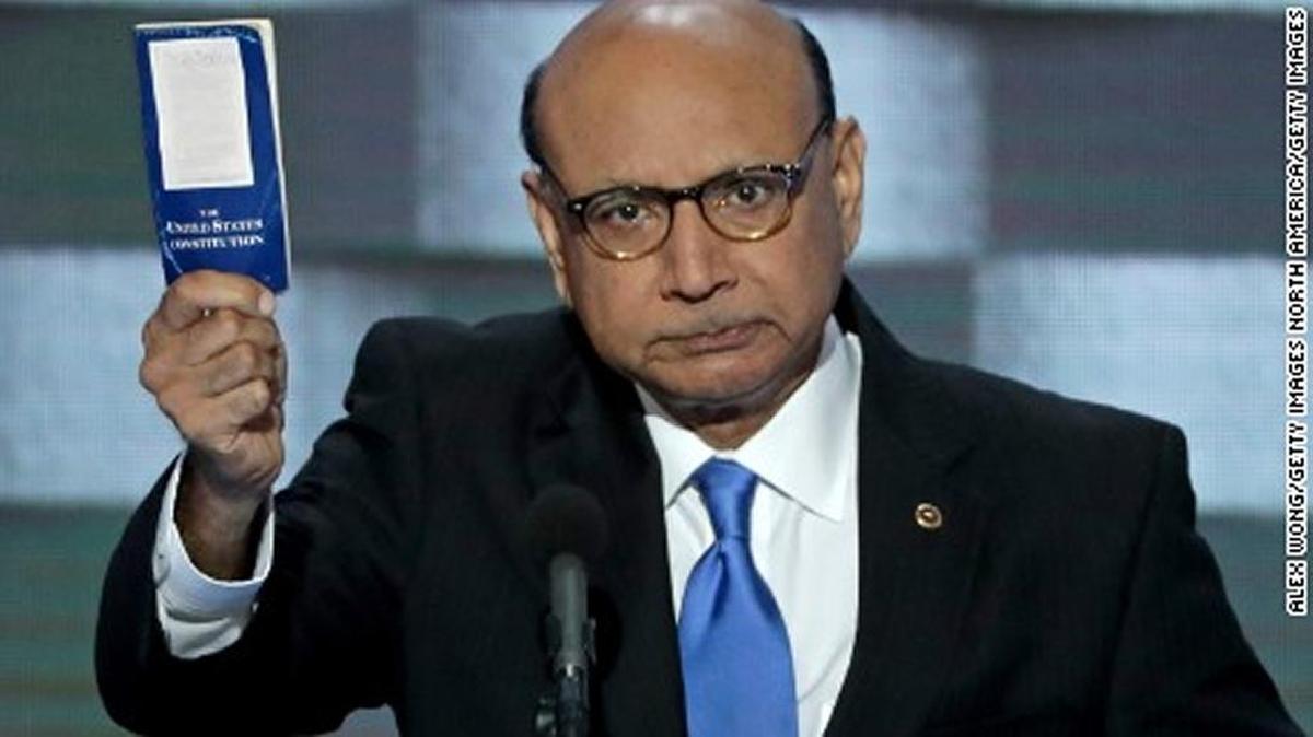 Khizr Khan, padre del capitán Humayun Khan, da un discurso durante la Convención del Partido Demócrata en 2016.