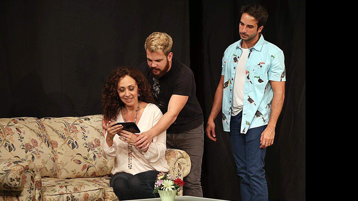 
El director Kevin Cass (centro) durante un ensayo de la comedia ‘El mejor país del mundo’, con Sabrina Olmedo y Guido Massri.
