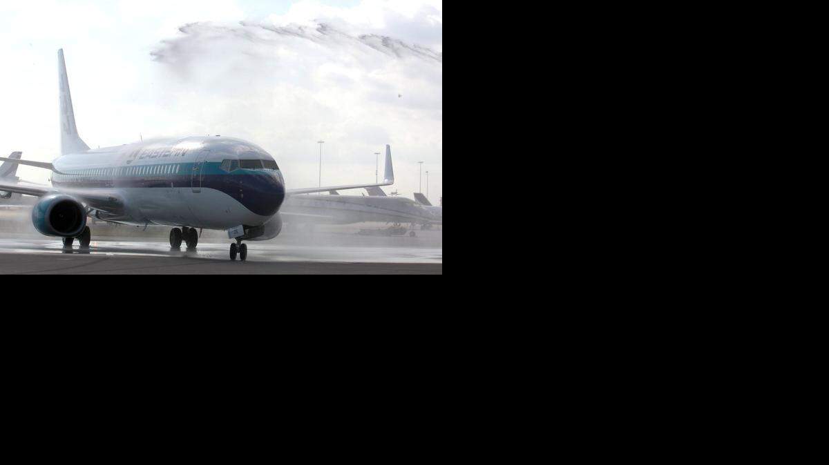 
Le dieron la bienvenida al avión de Eastern al tarmac de MIA con chorros de agua este viernes.


