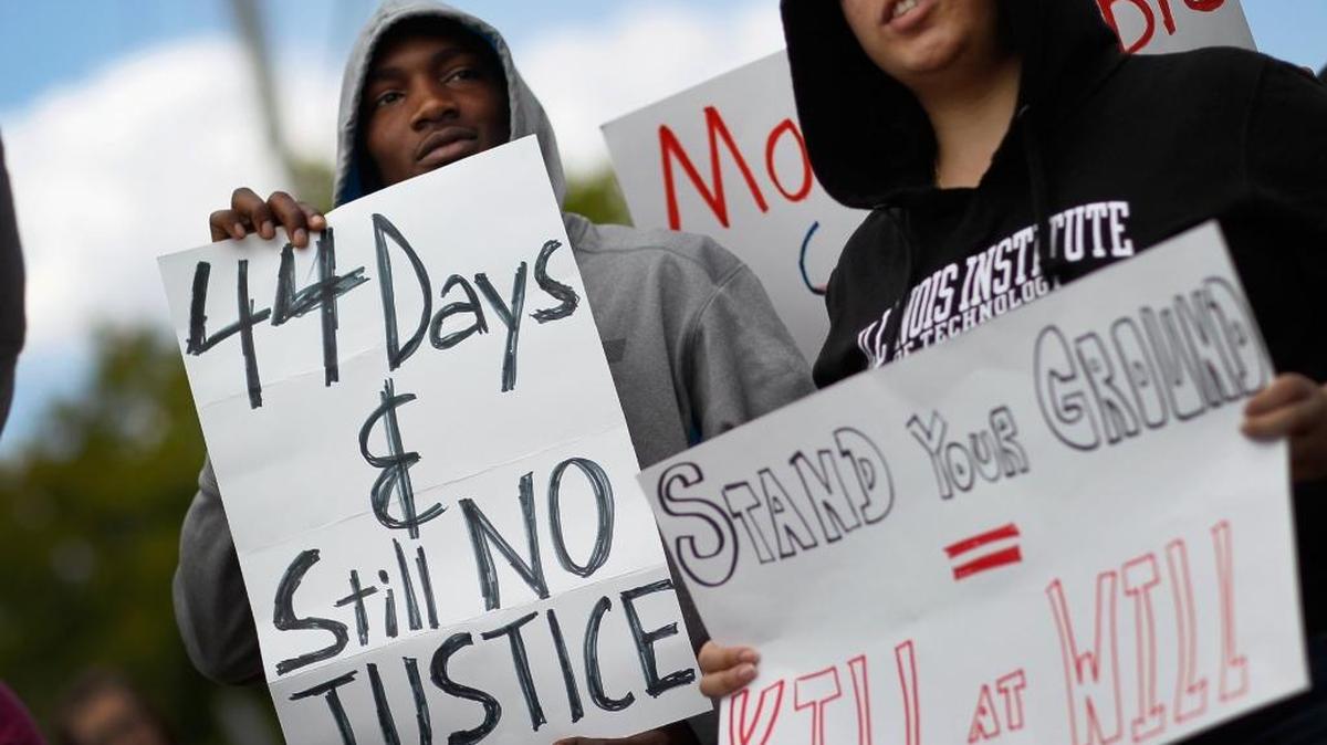 David Frederick (izq.) y otros jóvenes manifestan en el 2012 en Miami por el caso de Trayvon Martin.