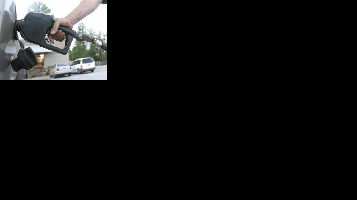 La Fiscalía estatal de Miami-Dade presentó cargos por robo el miércoles contra el dueño de una compañía de gasolina que habría alterado el precio del combustible, y cobrado en exceso casi $50,000 a la Ciudad de Hialeah y al Departamento de Aviación del Condado.