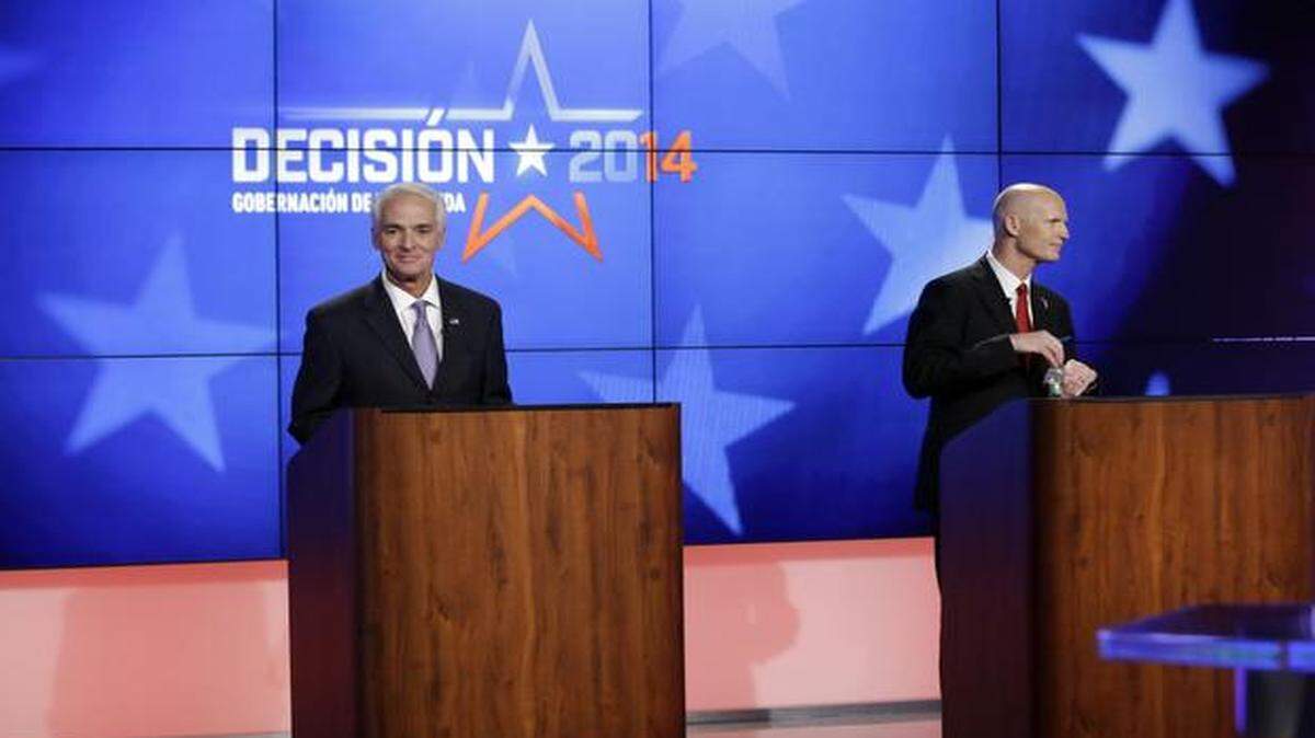 
El demócrata Charlie Crist (izq.) y el gobernador republicano Rick Scott, poco antes del inicio de su primer debate en las instalaciones de la cadena Telemundo. 
