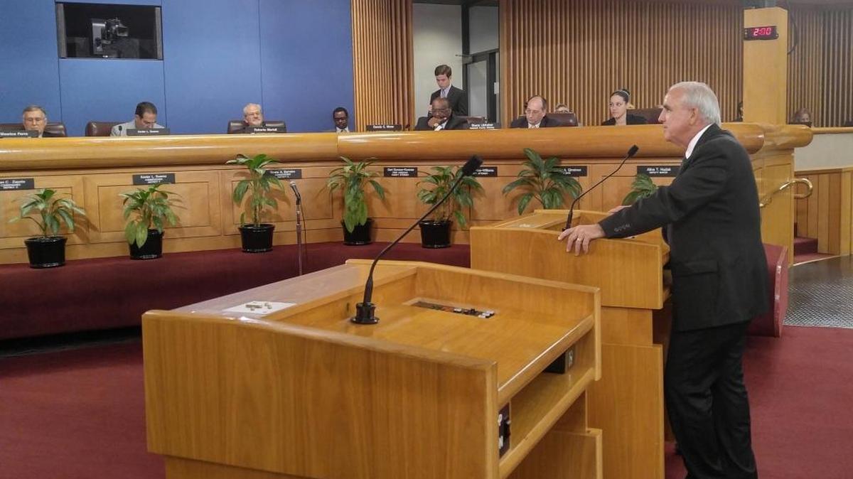El alcalde del condado Miami-Dade, Carlos Giménez, se dirige a la junta del MPO el jueves.