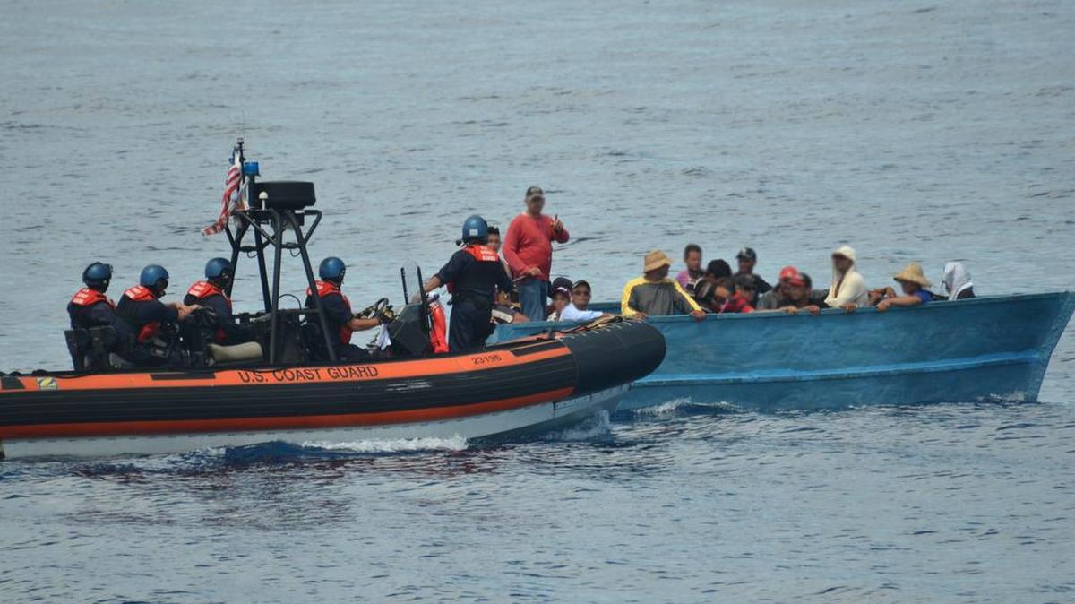 Cientos de inmigrantes cubanos intentan llegar cada año a las playas del sur de la Florida. En la foto, un bote de la Guardia Costera intercepta 17 cubanos que llegaban a Cayo Hueso el 6 de septiembre del 2015.