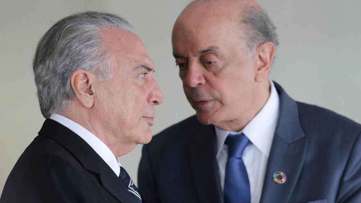 El presidente brasilero, Michel Temer (izq.), conversa con el canciller Jose Serra durante un receso de la XI Conferencia de Jefes de Estado Lusoparlantes, en octubre.