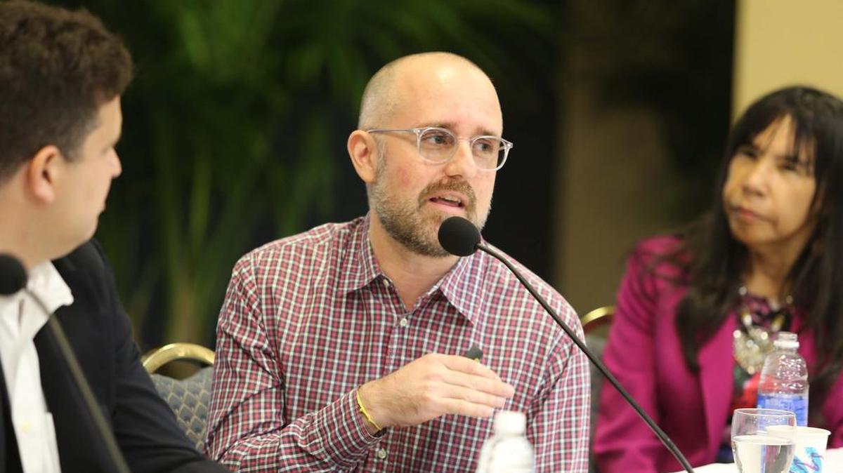 Matthew DeGennaro habla en el panel de discusión sobre el zika el miércoles en FIU.
