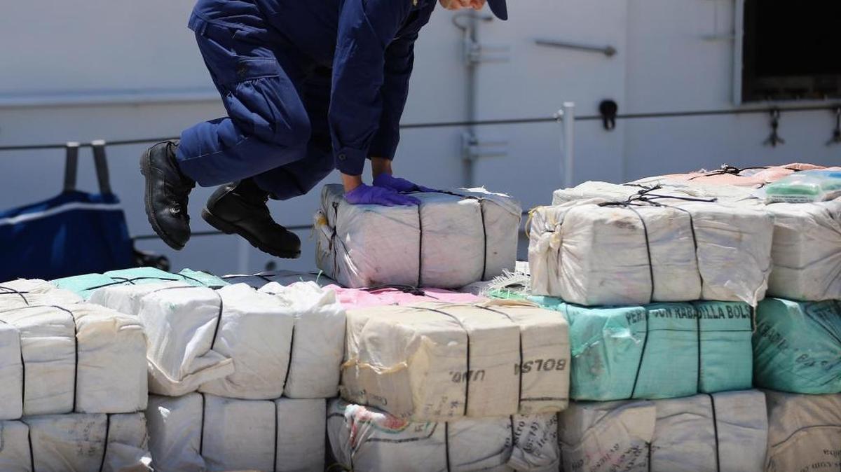 Un tripulante del escampavías Bernard C. Webber del Servicio de Guardacostas de Estados Unidos, ayuda a descargar parte de las 2,200 libras de cocaína incautadas durante la Operación Martillo en el Caribe, con un valor de unos $27 millones. Foto de archivo.