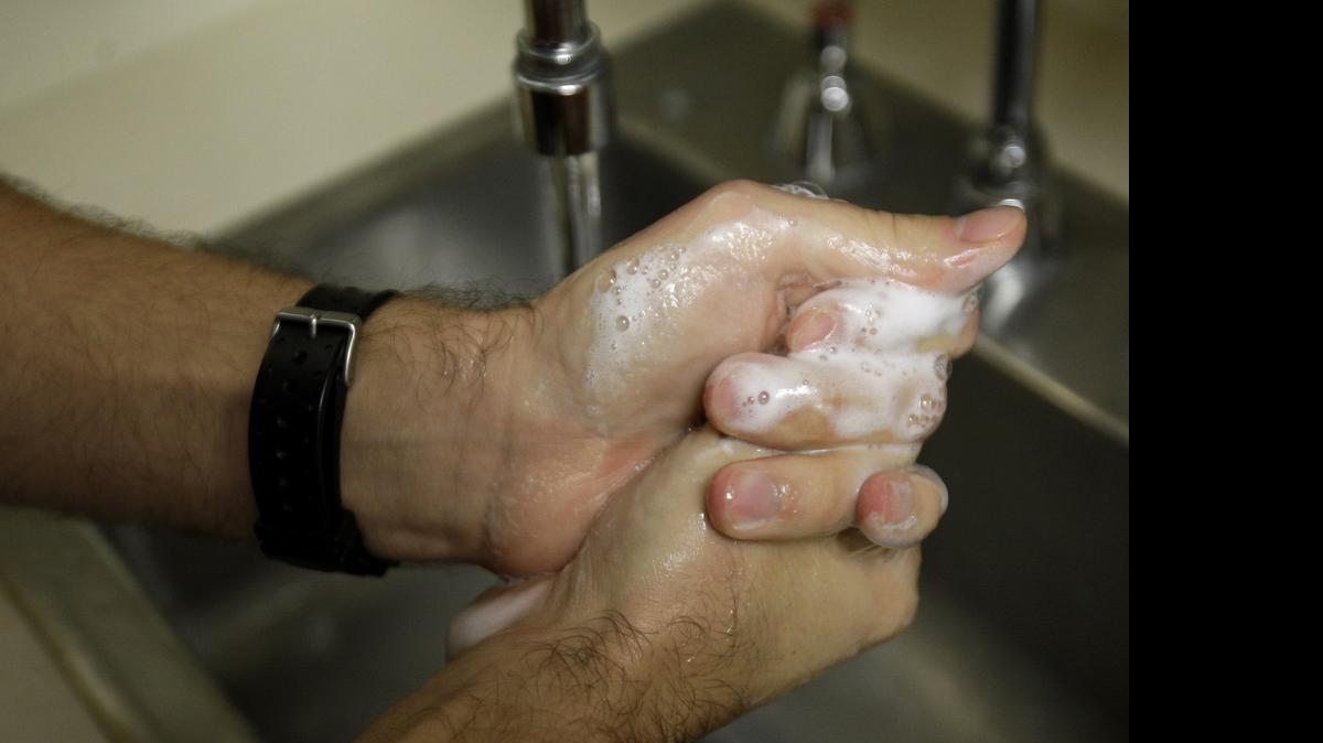 
Un asistente médico lava sus manos antes de atender un paciente en la Sala de Emergencias. Según un estudio realizado en Broward y Miami-Dade, unos 15 hospitales destacaron mientras que otros obtuvieron la peor calificación en cuidado y seguridad del paciente.


