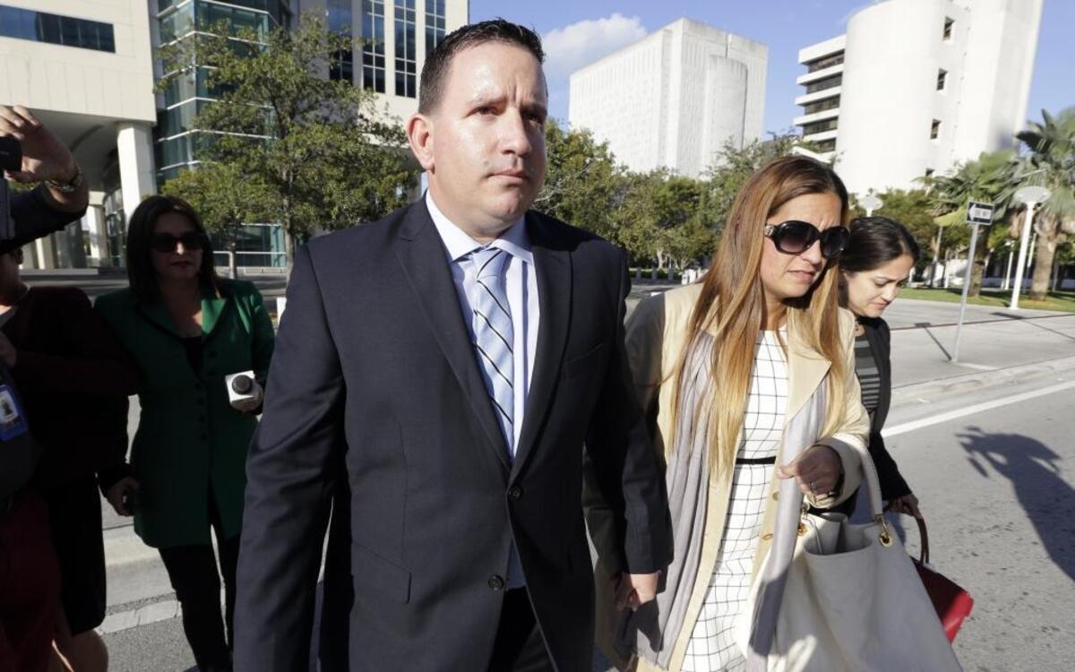 El entrenador Julio Estrada sale el miércoles de la Corte Federal de Miami.