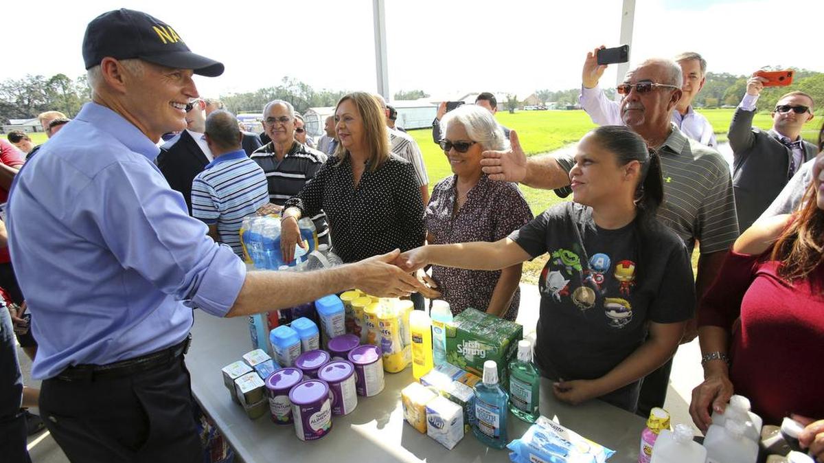 El gobernador de la Florida, Rick Scott, agradece a los voluntarios del Condado de Osceola que están ayudando con el esfuerzo de socorro para Puerto Rico a raíz del huracán María, en Kissimmee, Florida, el 27 de septiembre de 2017.