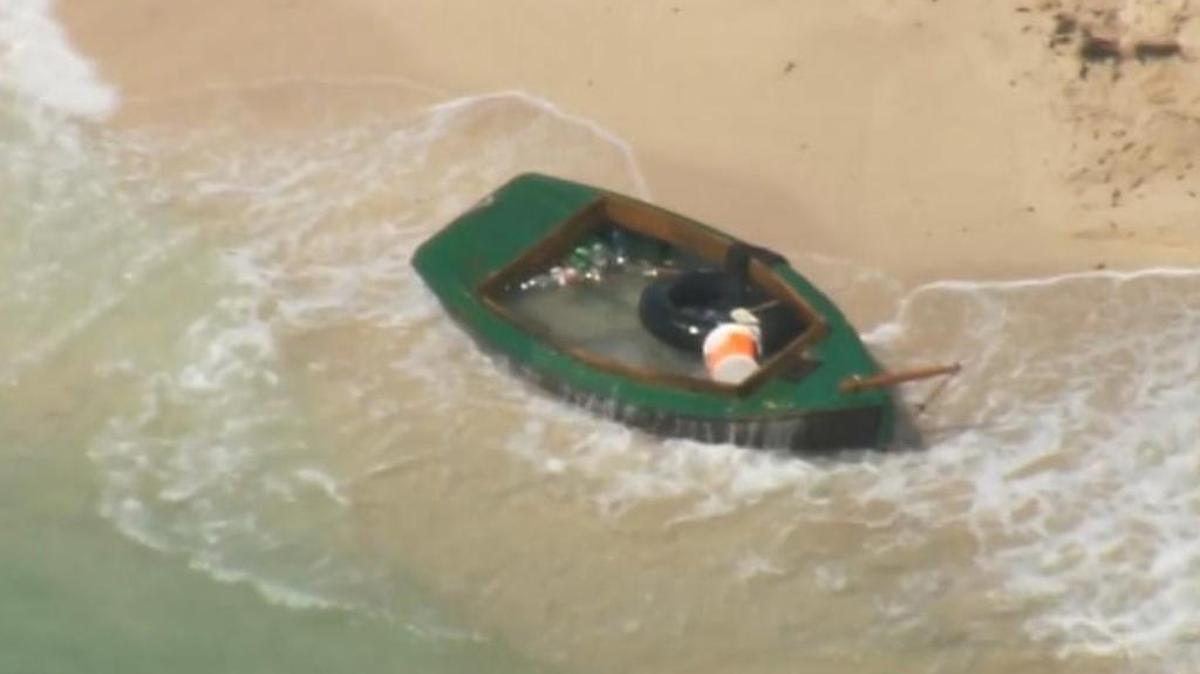 Una precaria embarcación verde con dos cubanos llegó el jueves en la mañana a Miami Beach.