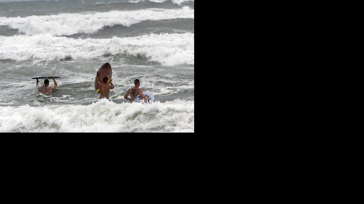
Surfistas en Carolina del Norte sacaron sus tablas y se fueron a correr olas antes de la llegada del huracán Arthur el 4 de julio pasado.


