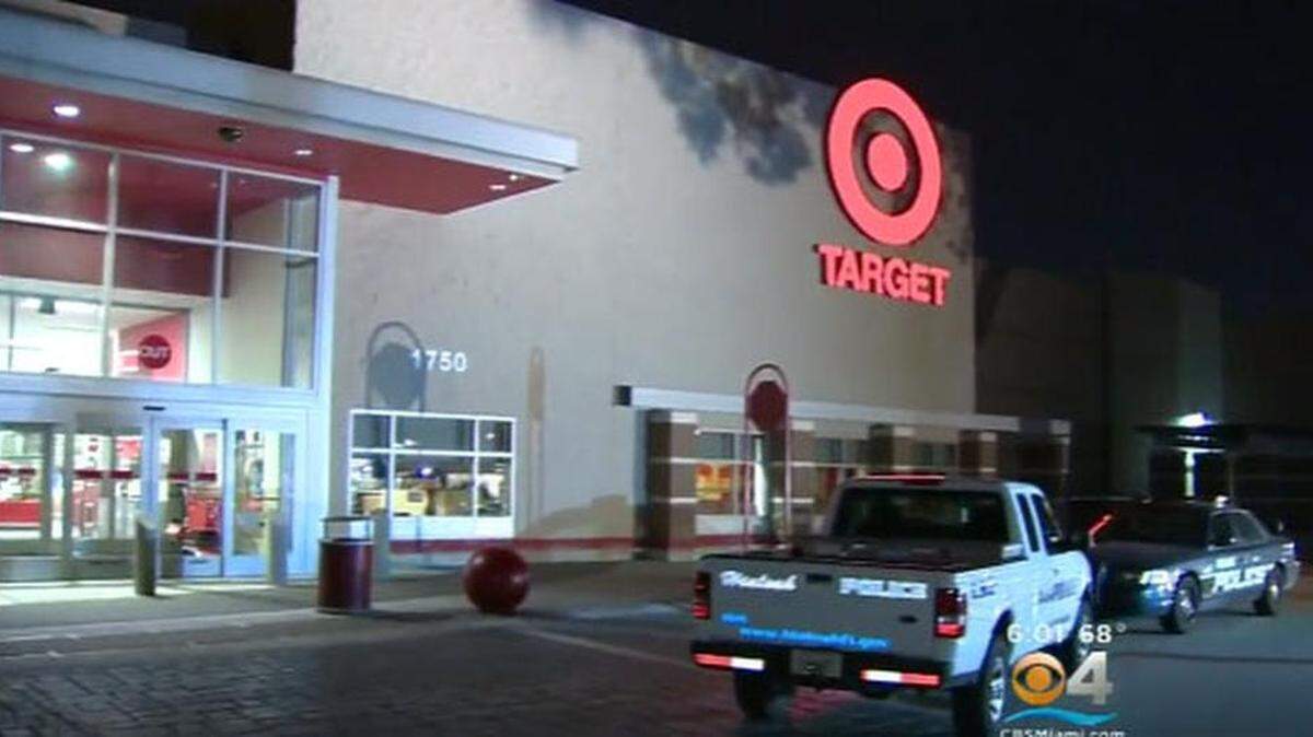 Los sospechosos entraron por la puerta delantera de la tienda ubicada en el 1750 W. 37th Street alrededor de las 3:30 a.m. Cortesía CBS4