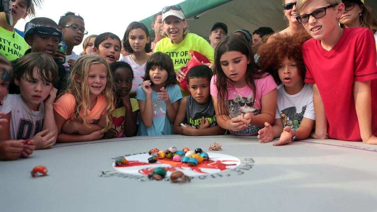 Niños participan en el Festival del Cangrejo Ermitaño, el fin de semana, en Lynn Haven, Florida.