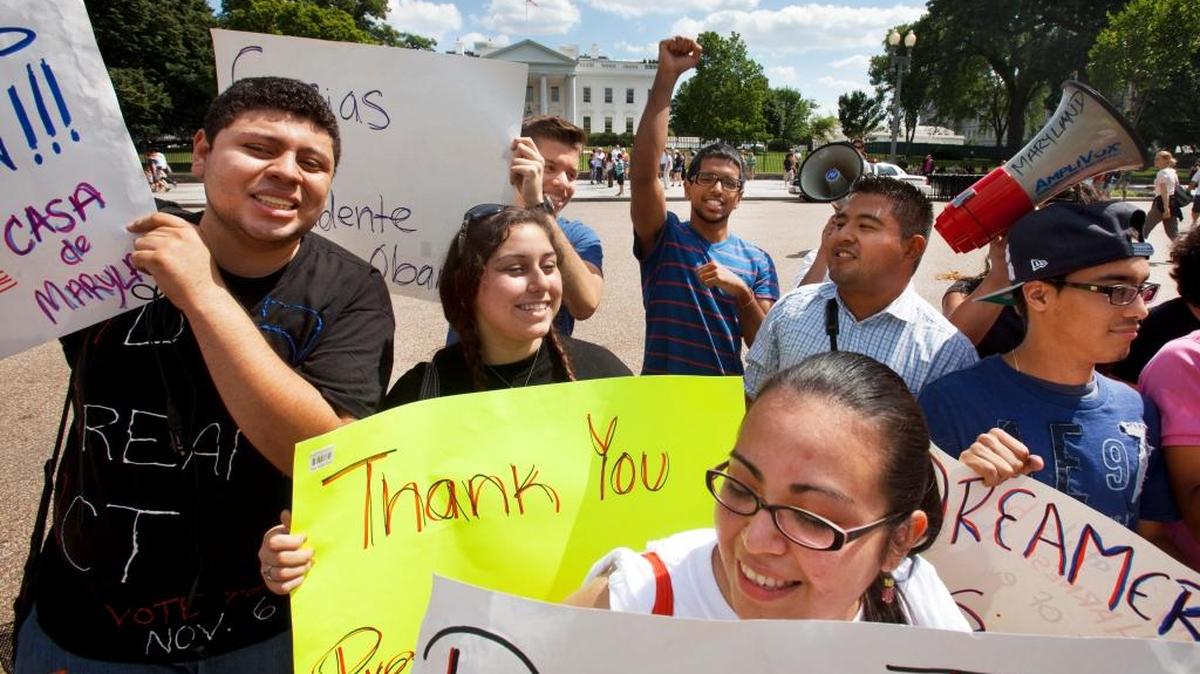 Jóvenes hispanos participan en un mitin de apoyo al presidente Barack Obama después de anunciar que concedería permiso de trabajo a los ‘Dremears’. Foto de archivo.