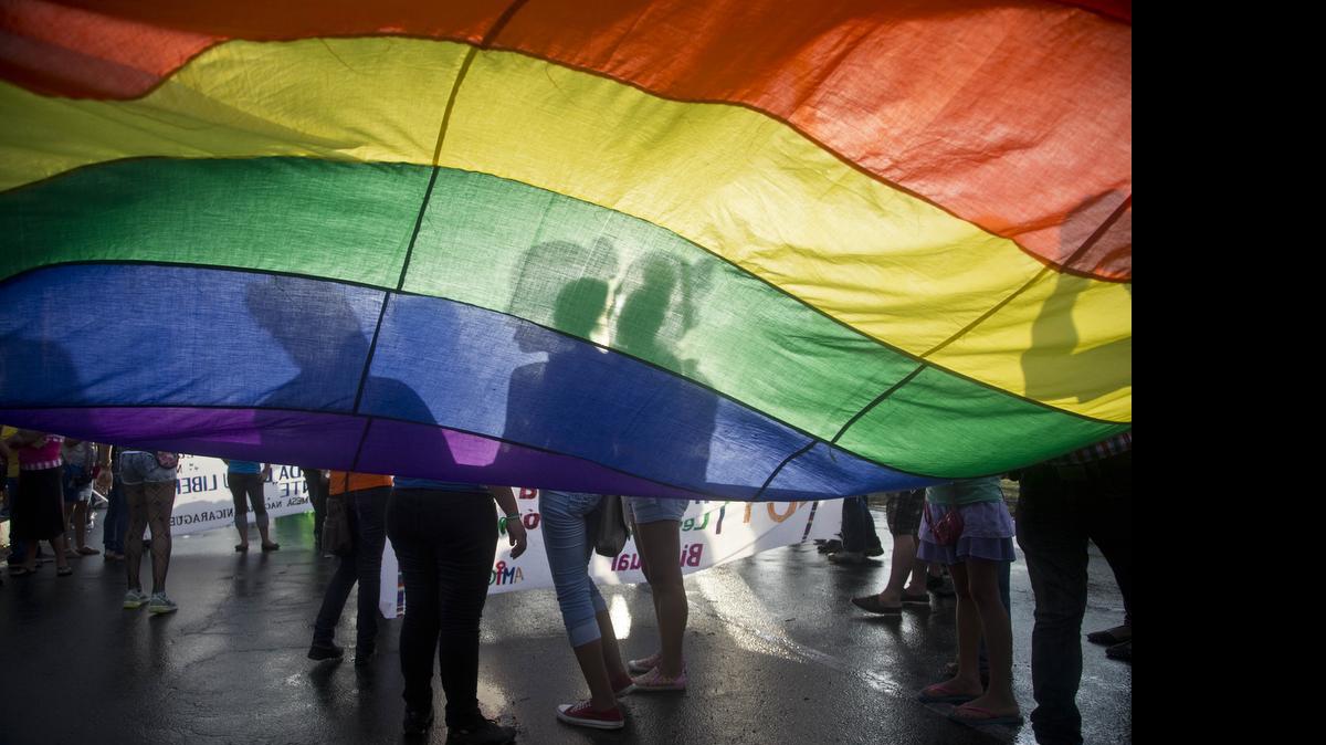 
Esta foto de una marcha de miembros del movimiento LGBT en el Día Internacional Contra la Homofobia en Managua, Nicaragua, el 17 de mayo, ilustra la portada del nuevo informe titulado Diplomacia Humanitaria.


